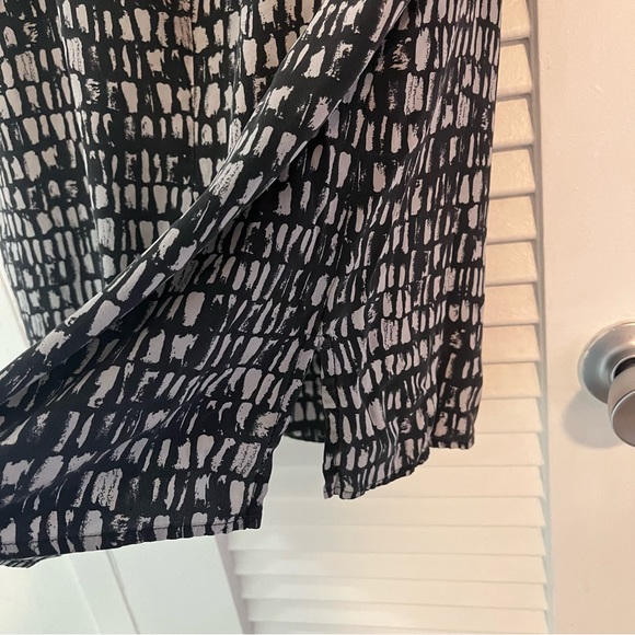 Eileen Fisher Silk Short-sleeve Blouse with geometric pattern - Picture 9 of 13